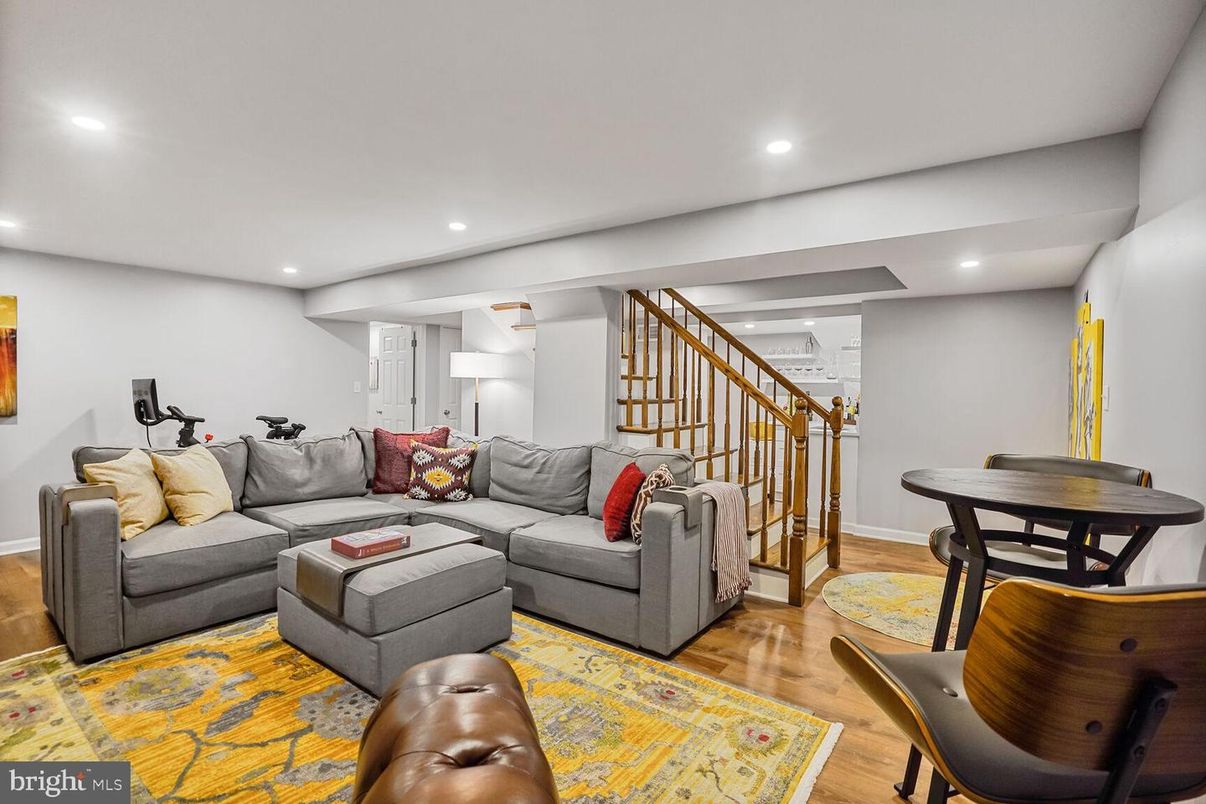 Fitness Equipment, Interior, Living room, Recessed Lighting, Wood Texture Flooring