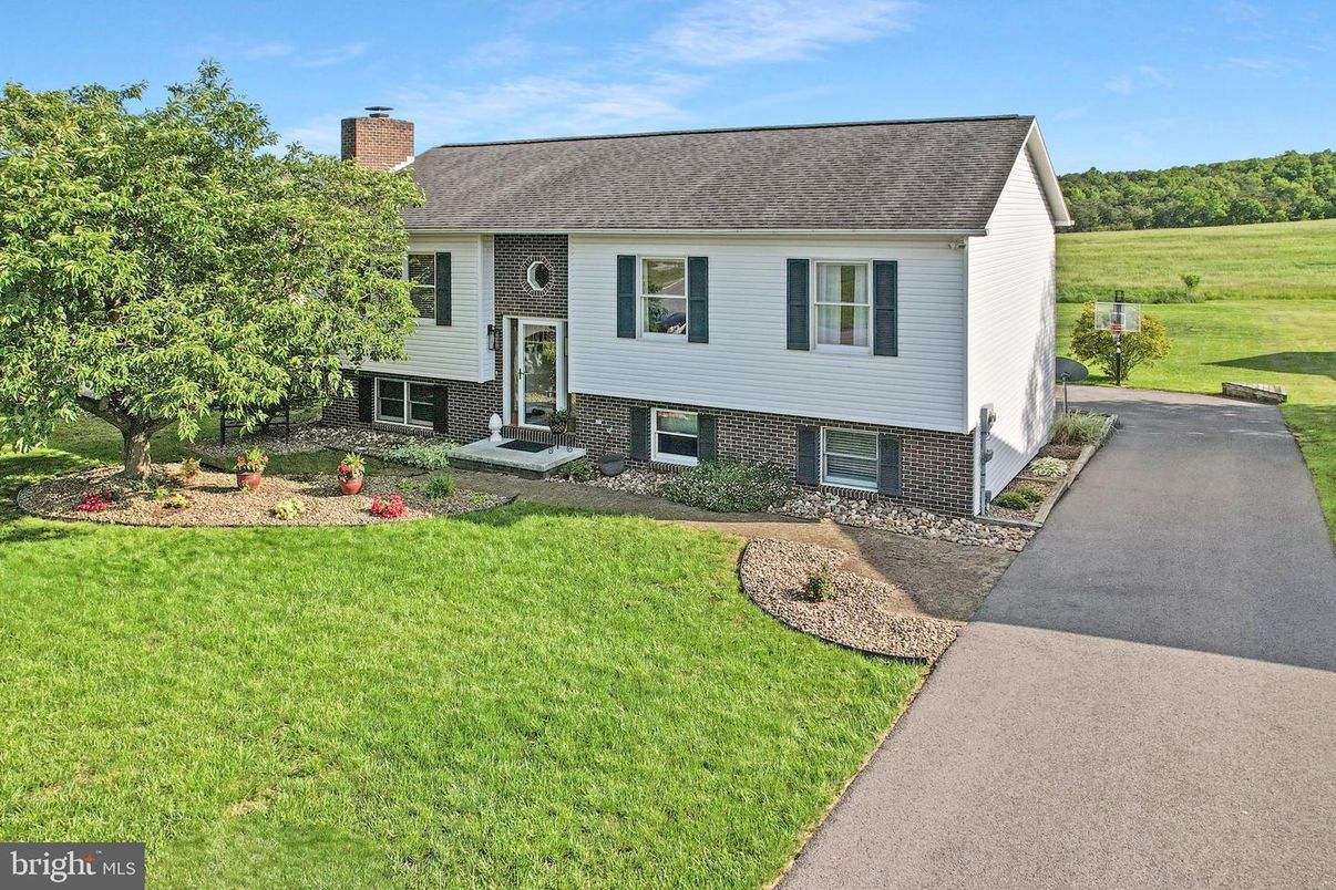 Backyard, Exterior, Facade, Brick Facade, Raised Ranch