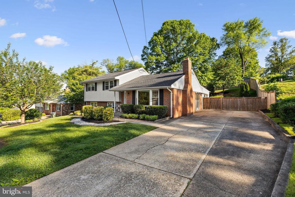 Attached, Exterior, Facade, Brick Facade, Split Level