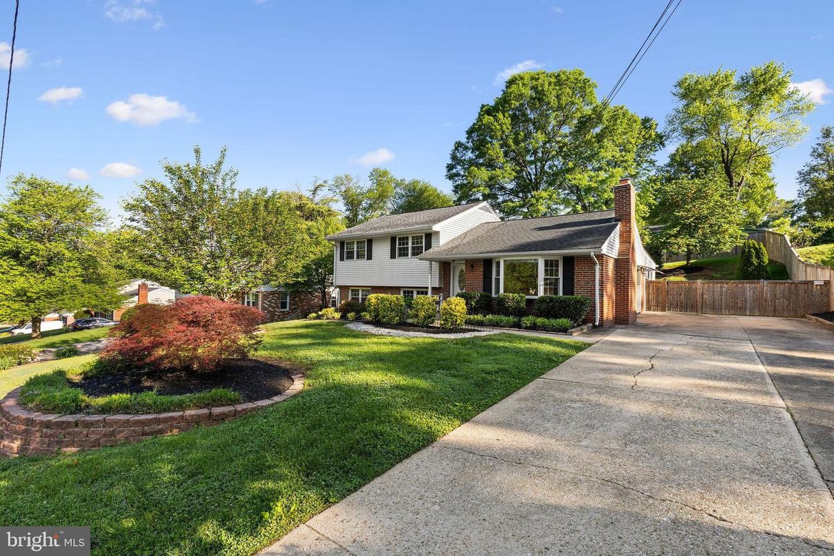 Backyard, Exterior, Facade, Brick Facade, Split Level
