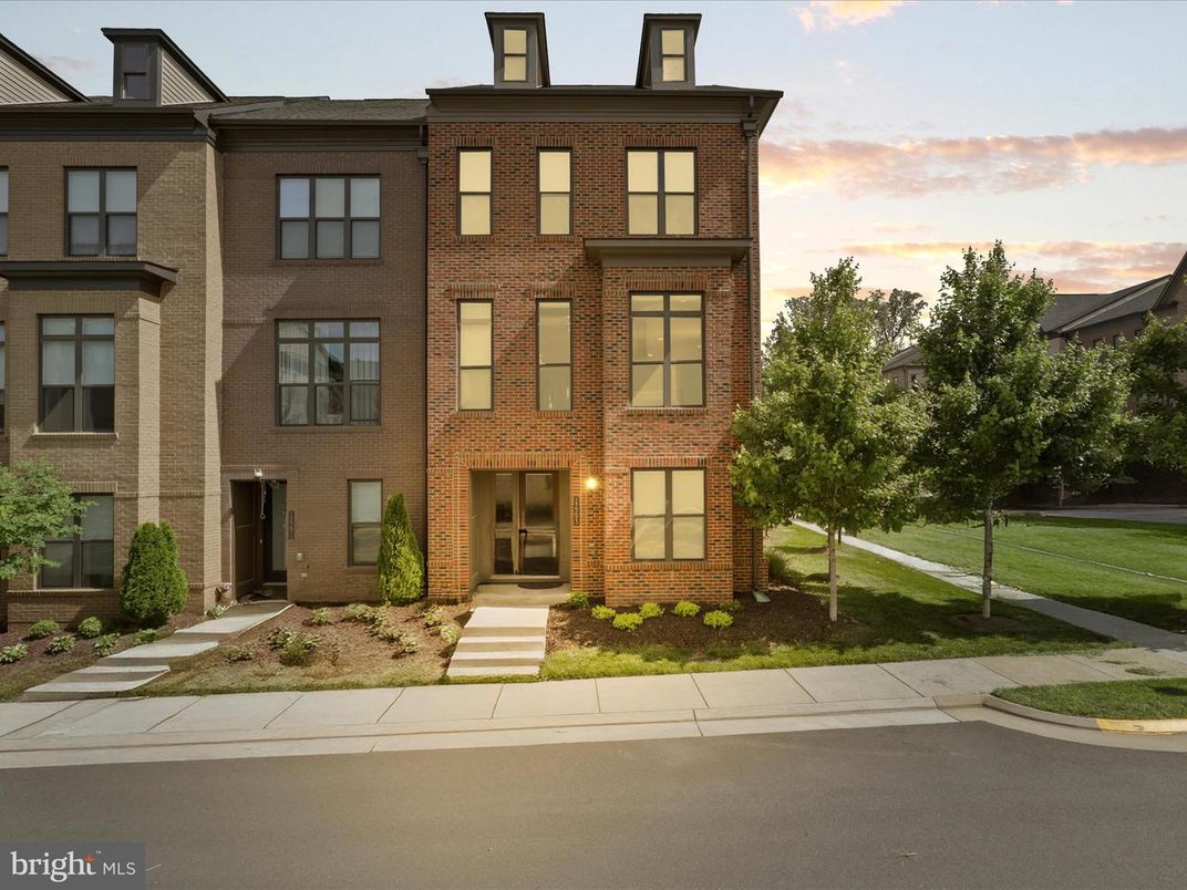 Exterior, Facade, Brick Facade, Georgian