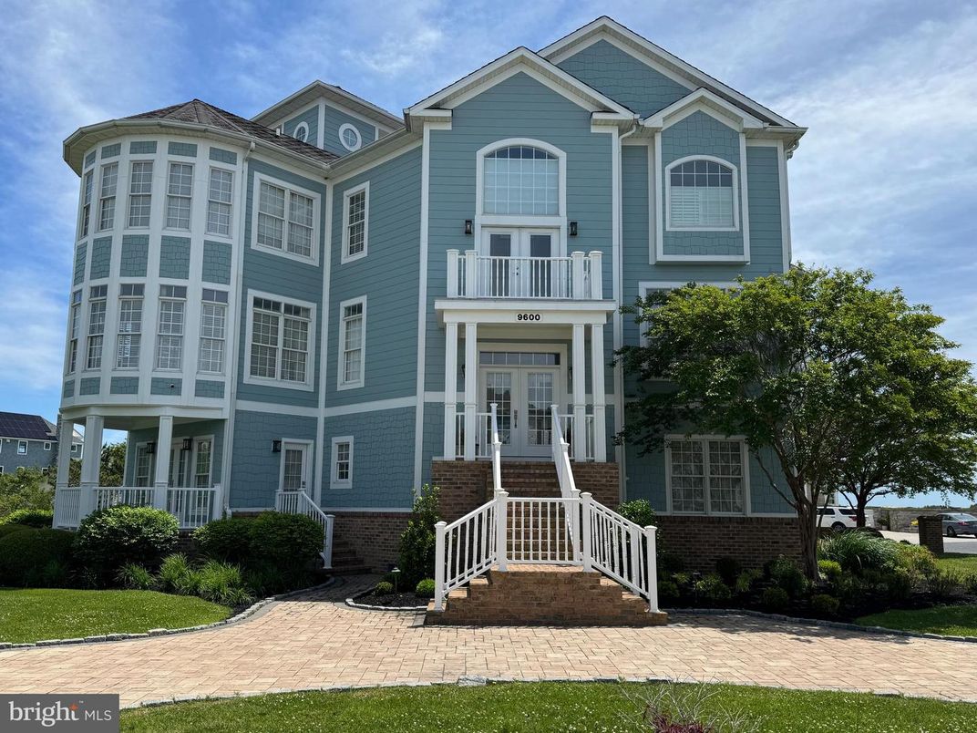 Exterior, Facade, Queen Anne Victorian