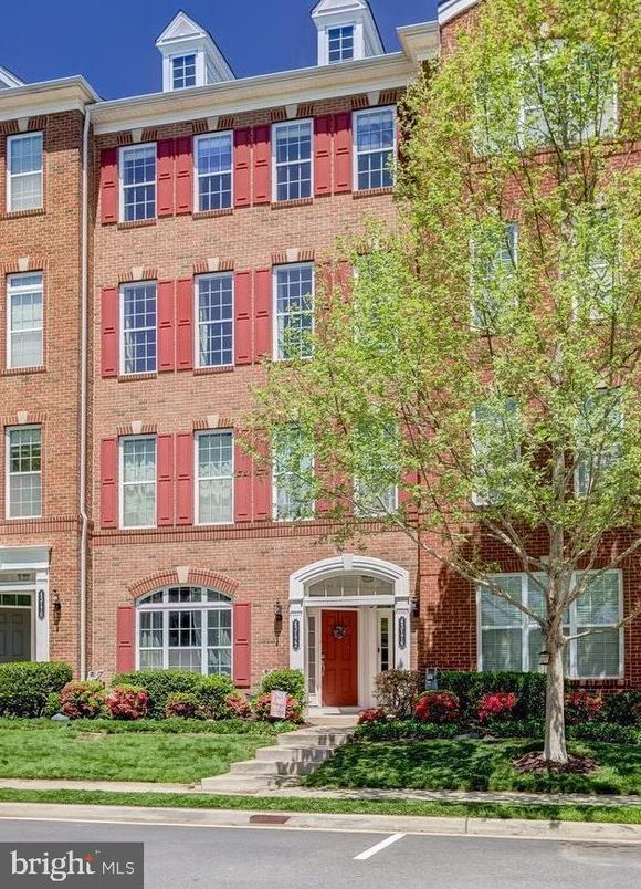 Exterior, Facade, Brick Facade, Rowhouse