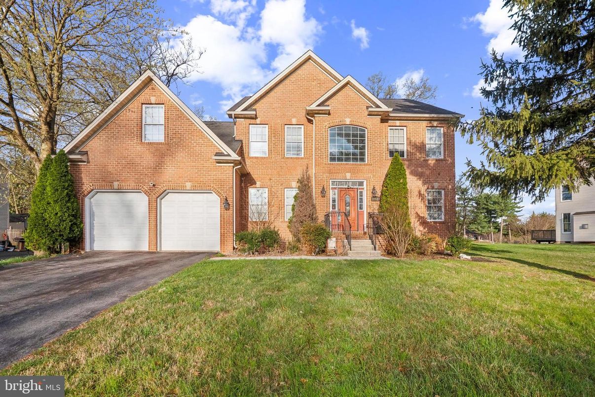 Attached, Exterior, Facade, Brick Facade, Brick Traditional