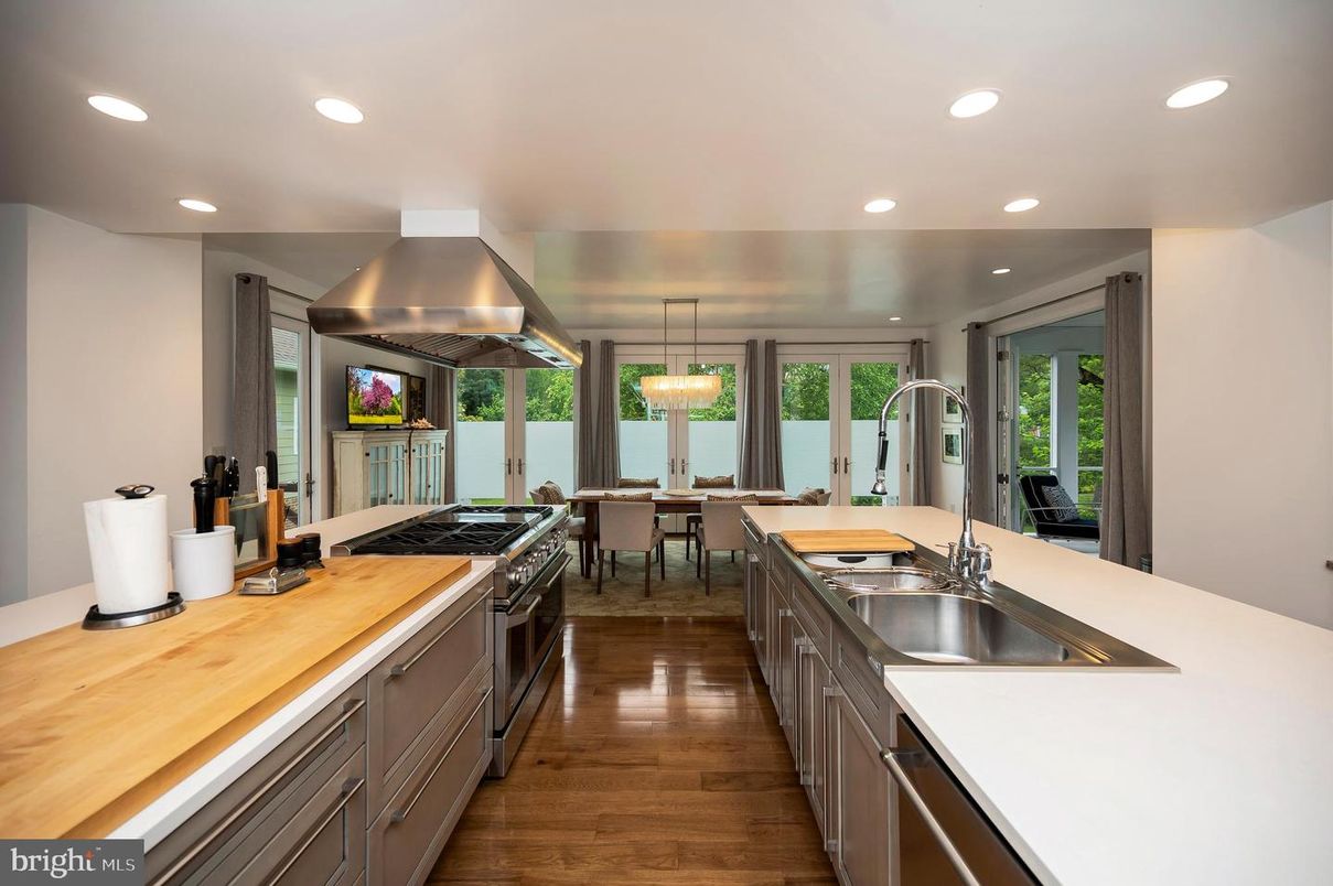 Chandelier, Dining room, Interior, Kitchen, Pendant Lights, Recessed Lighting, Stainless Steel Appliances, Wood Texture Flooring