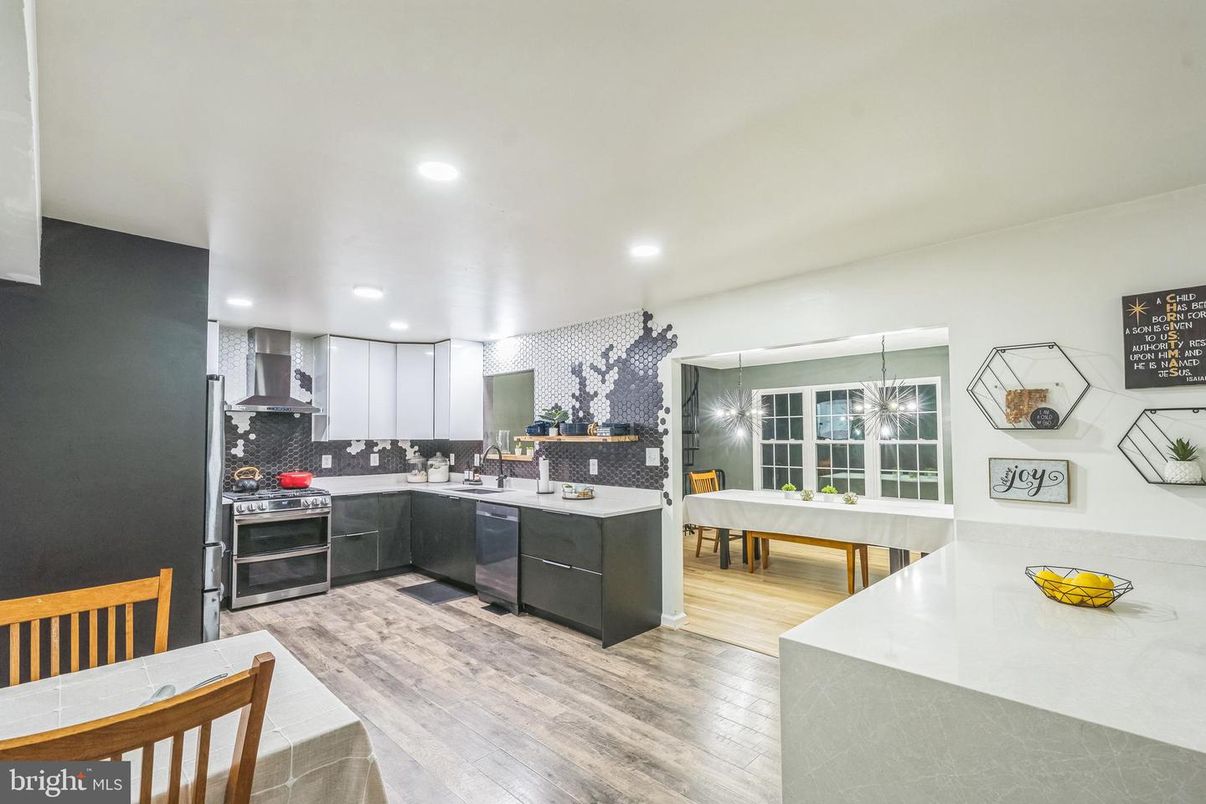 Dining room, Interior, Kitchen, Pendant Lights, Recessed Lighting, Wood Texture Flooring