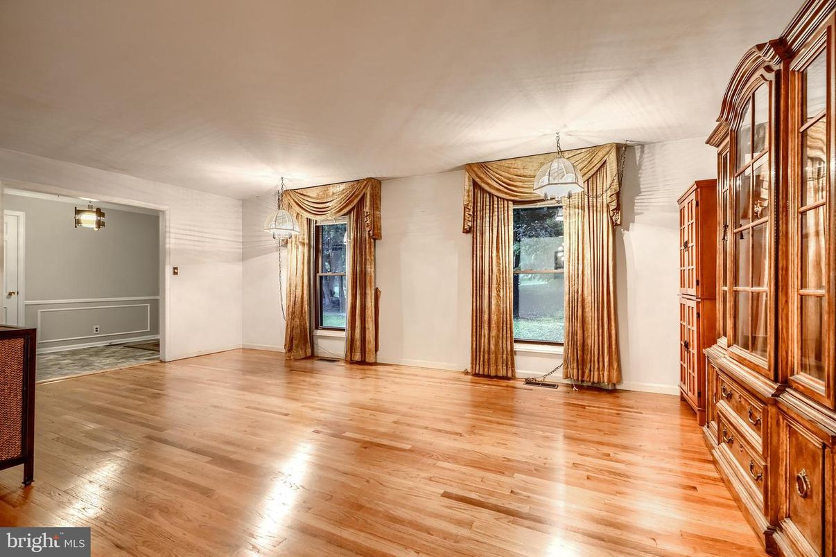 Chandelier, Empty room, Interior, Wood Texture Flooring