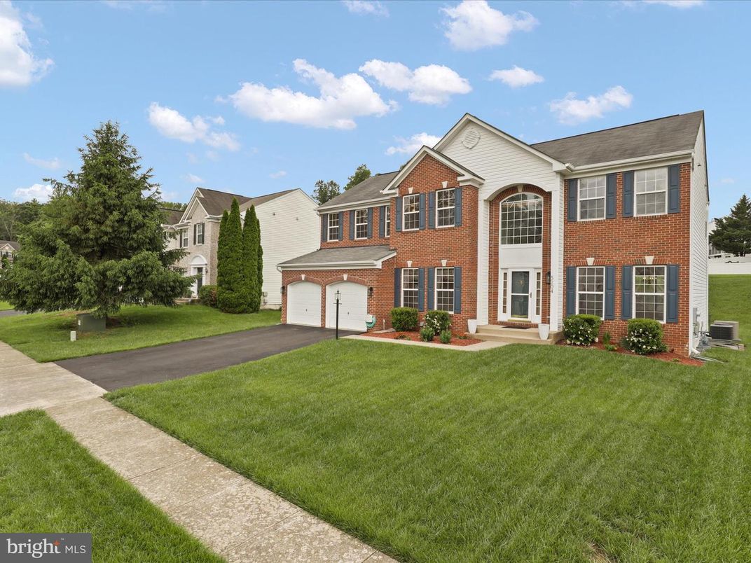Attached, Backyard, Exterior, Facade, Brick Facade, Georgian