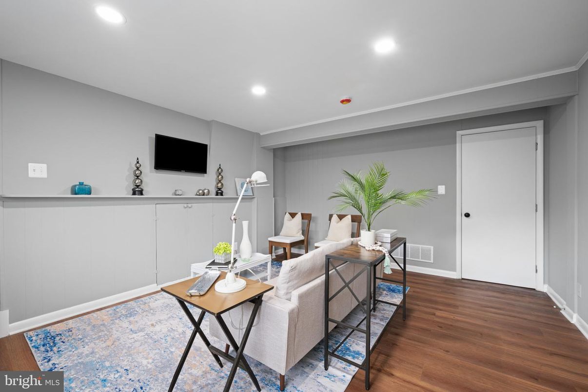 Interior, Recessed Lighting, Wood Texture Flooring