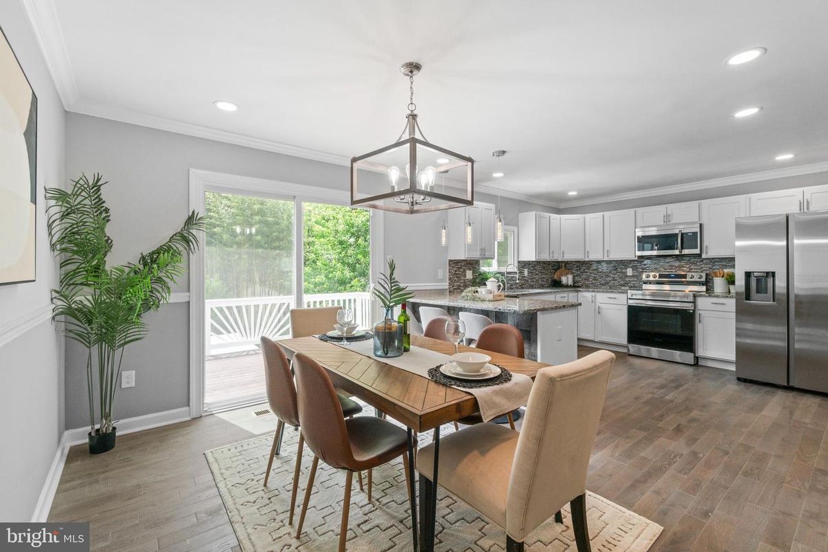 Dining room, Interior, Kitchen, Pendant Lights, Recessed Lighting, Stainless Steel Appliances, Wood Texture Flooring