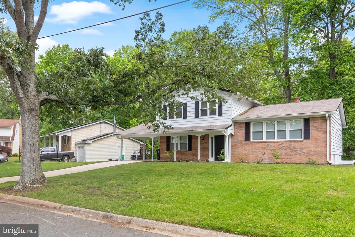 Attached, Exterior, Facade, Brick Facade, Split Level