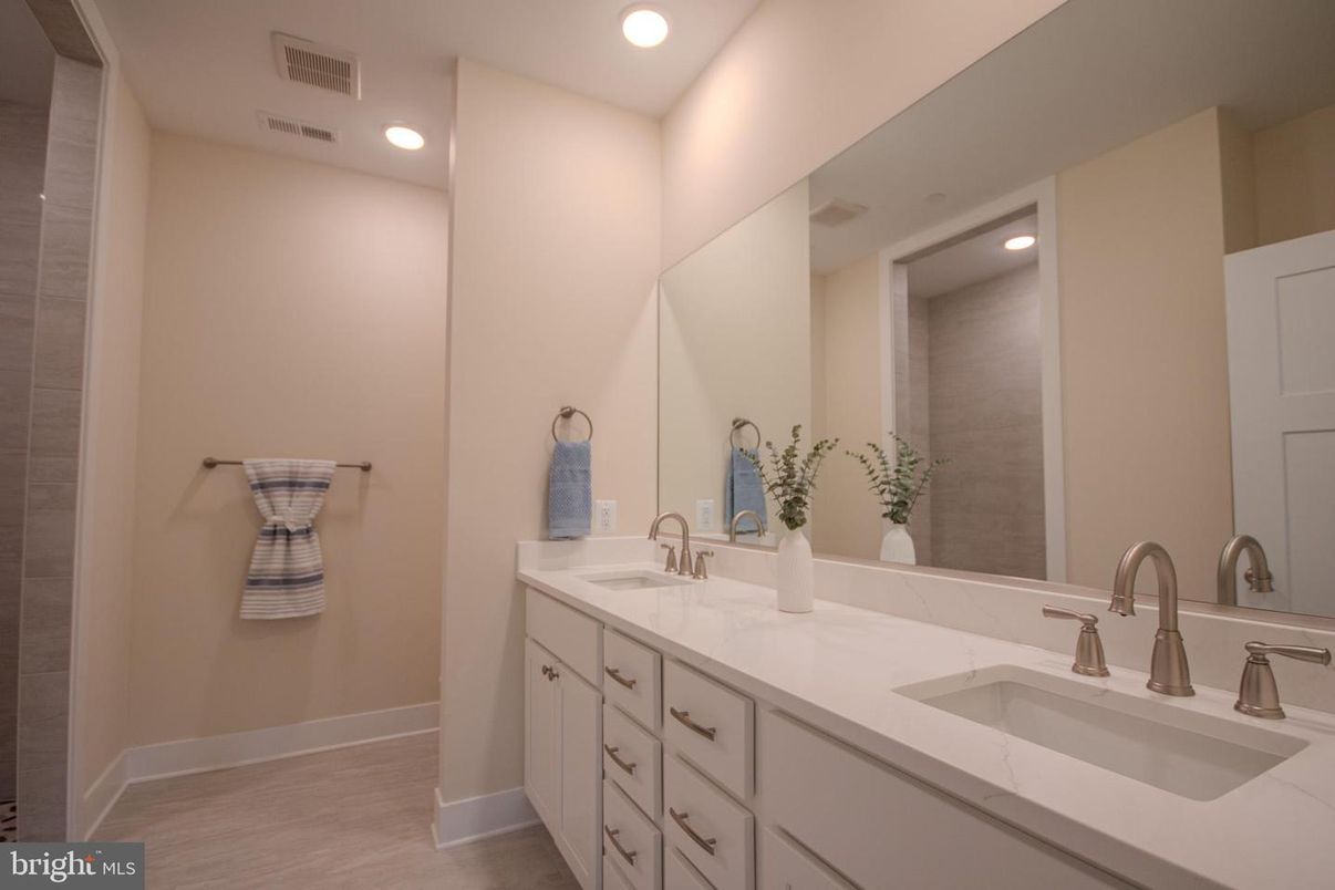 Bathroom, Dual Sink Vanities, Interior, Recessed Lighting
