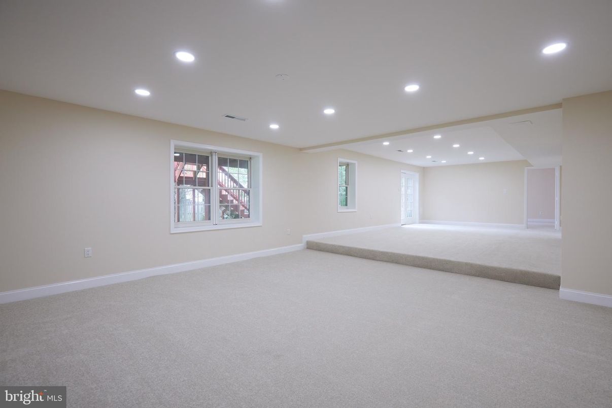 Empty room, Interior, Recessed Lighting