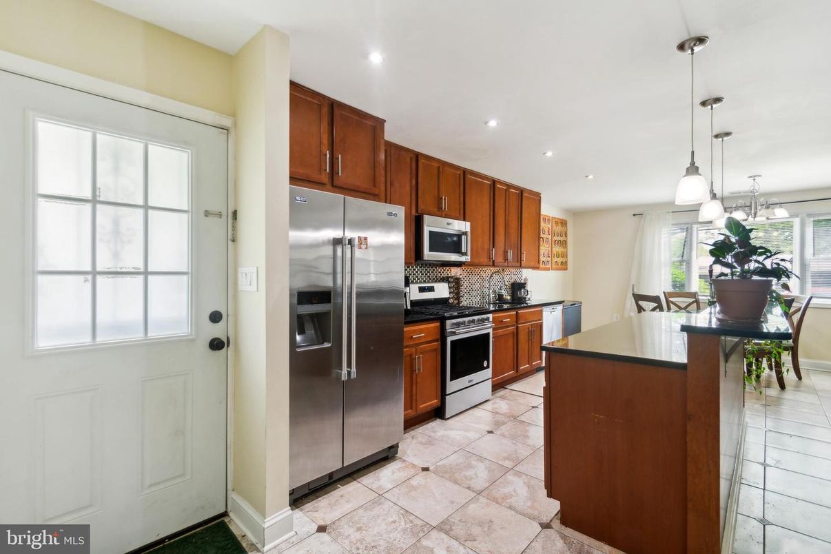 Dining room, Interior, Kitchen, Pendant Lights, Recessed Lighting, Stainless Steel Appliances