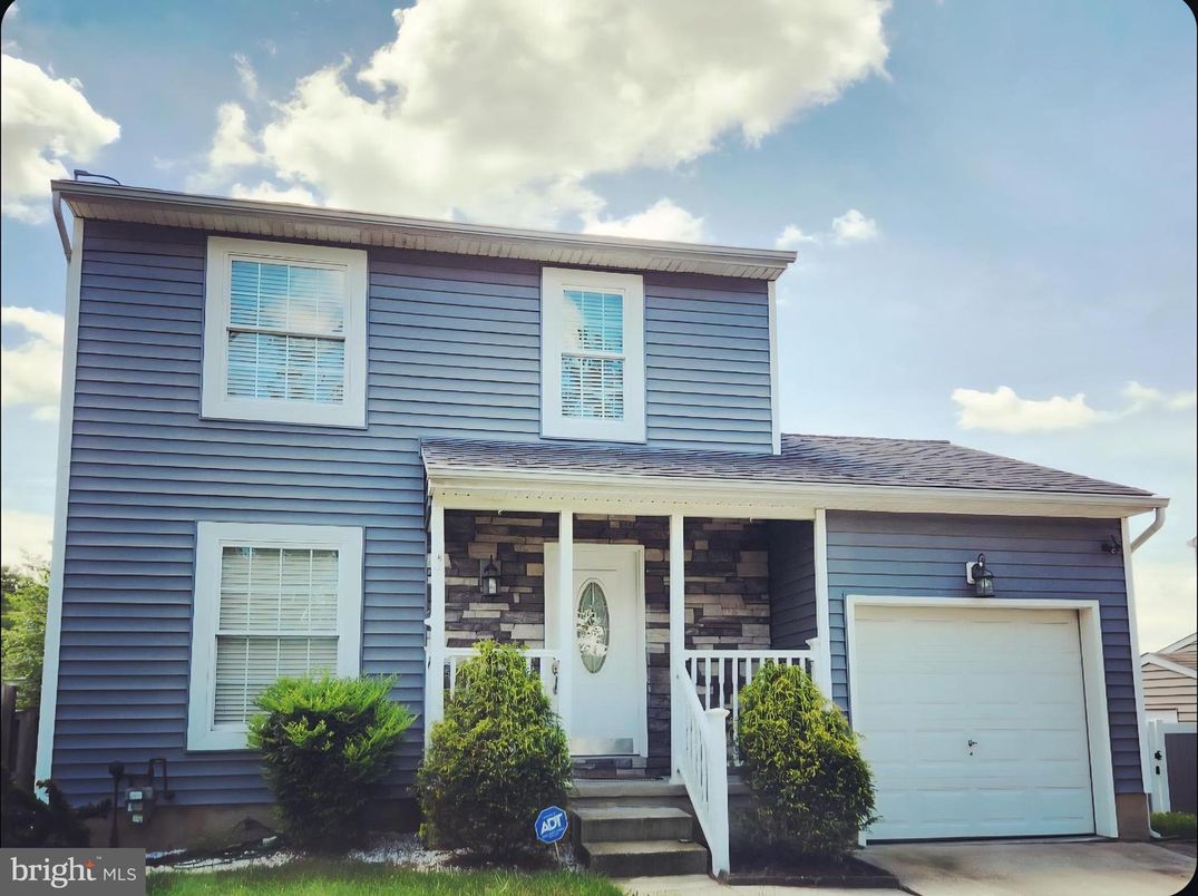 Attached, Exterior, Facade, Raised Ranch