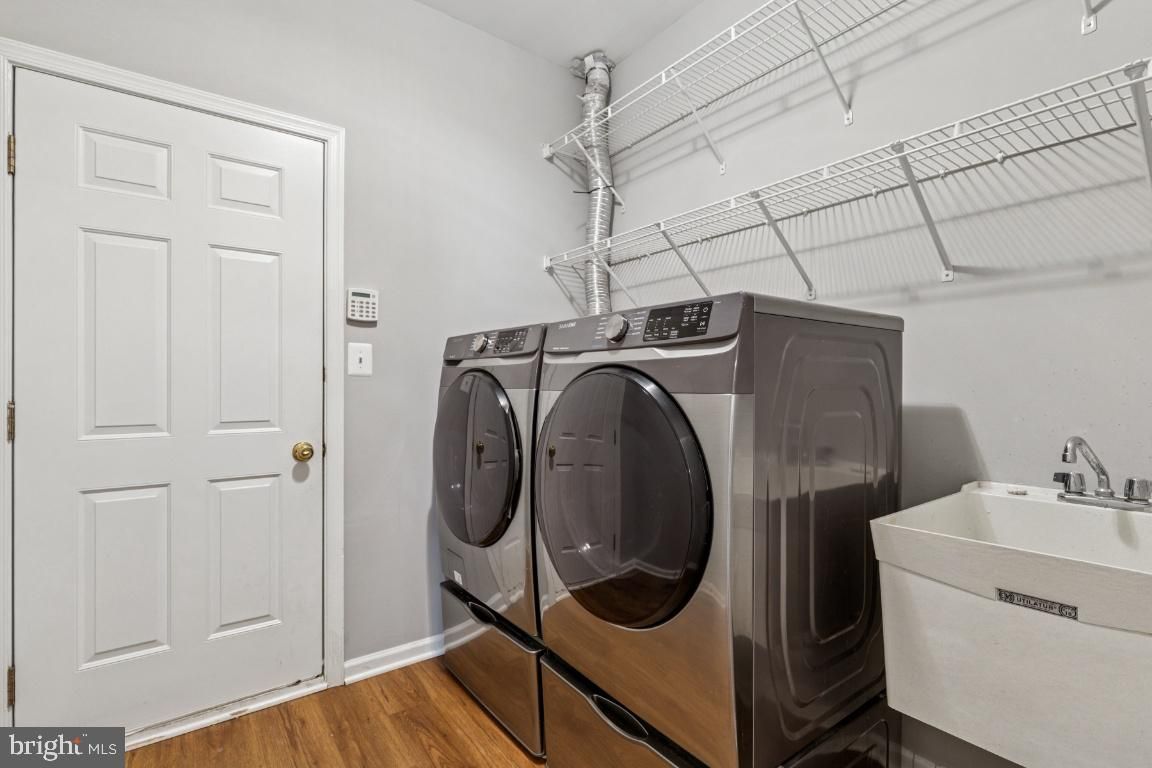 Interior, Washer, Wood Texture Flooring