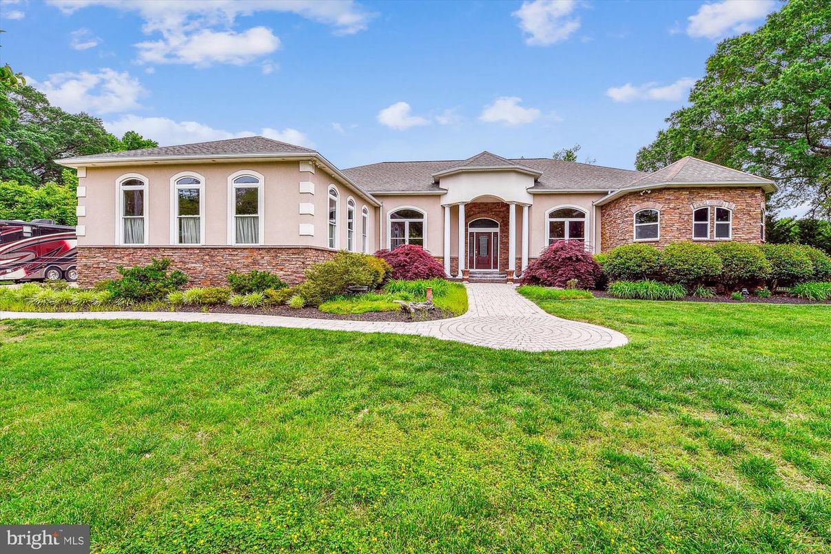 Backyard, Exterior, Facade, Brick Facade, French Provincial
