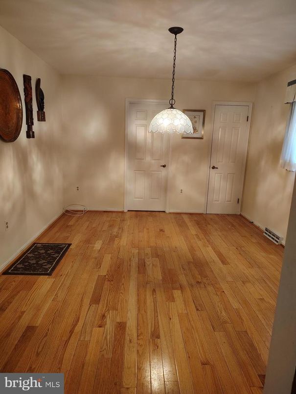 Empty room, Interior, Pendant Lights, Wood Texture Flooring