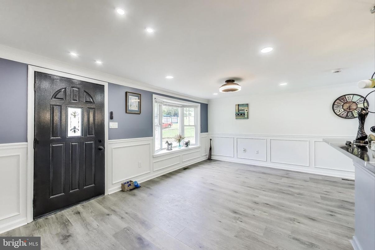 Interior, Recessed Lighting, Wood Texture Flooring