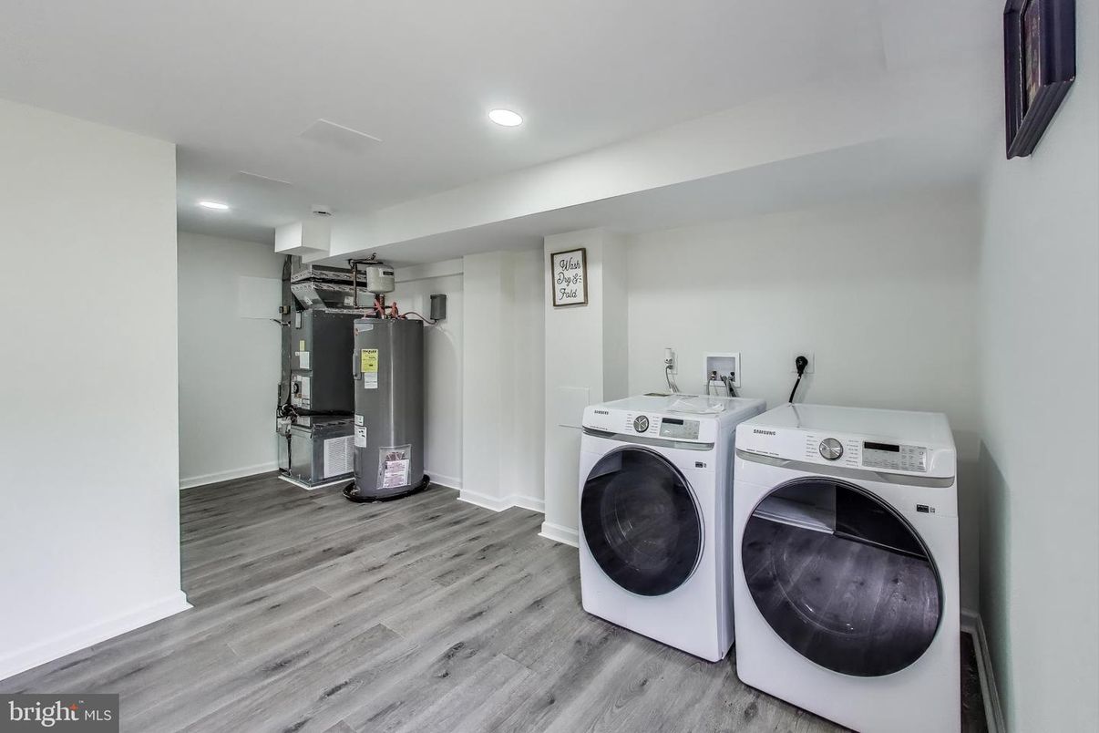 Interior, Recessed Lighting, Washer, Wood Texture Flooring