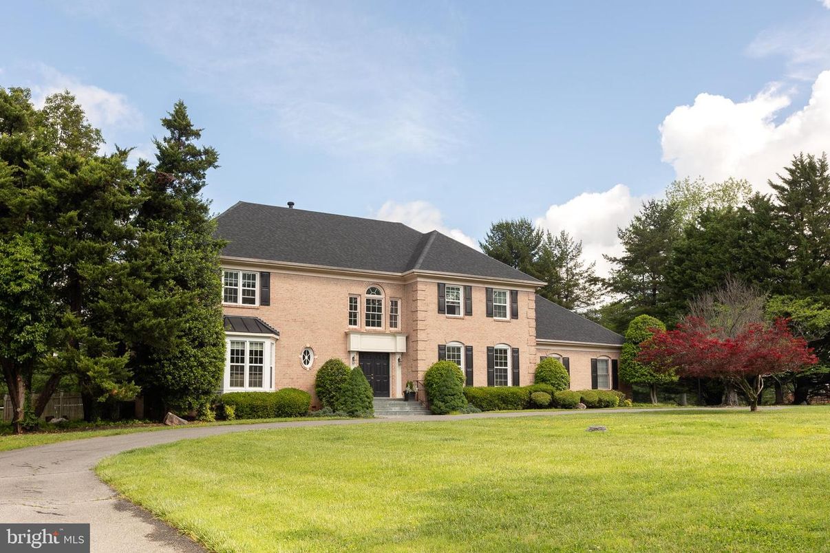 Backyard, Exterior, Facade, Brick Facade, French Provincial