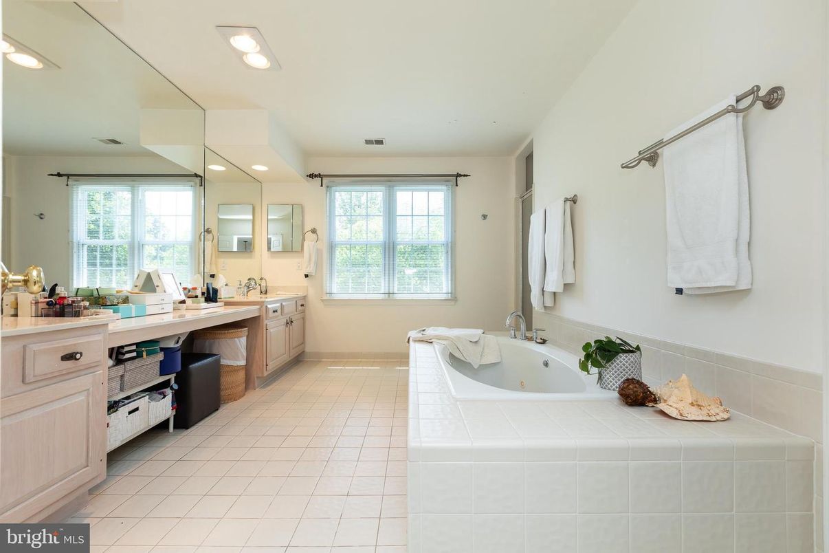 Bathroom, Dual Sink Vanities, Interior, Recessed Lighting