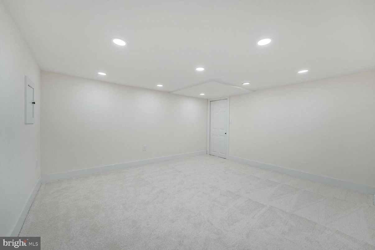 Empty room, Interior, Recessed Lighting