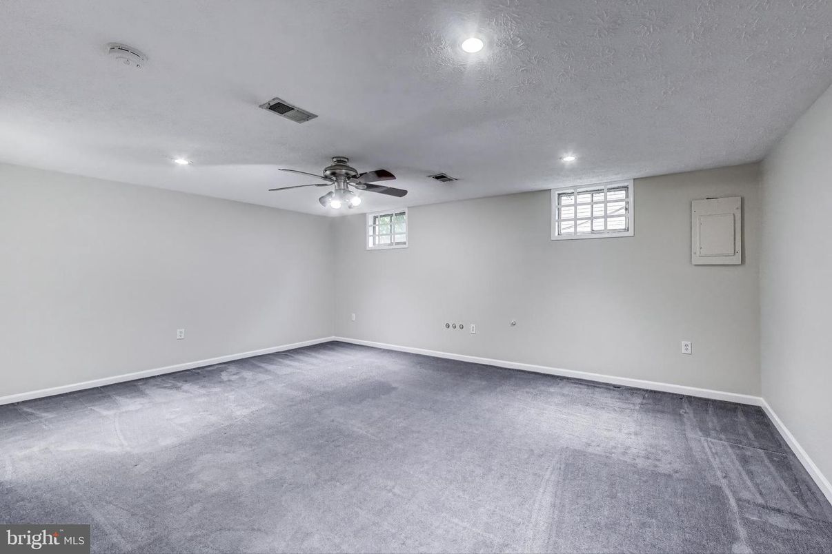 Empty room, Interior, Recessed Lighting