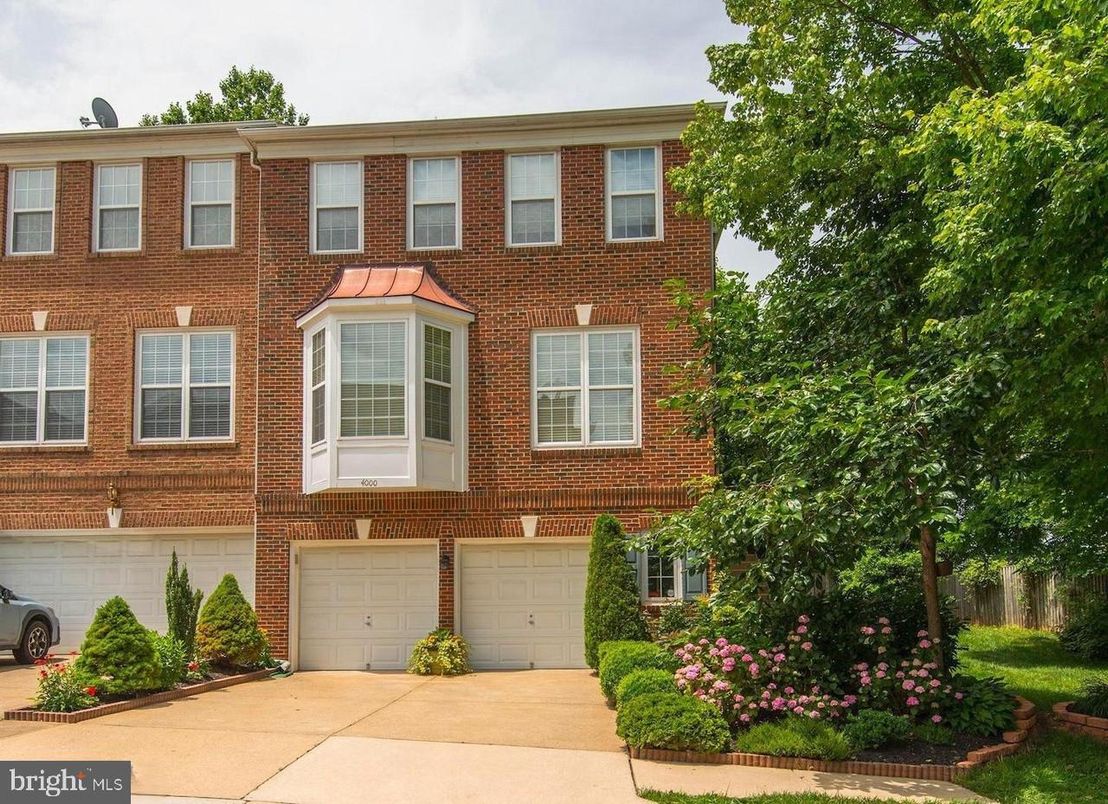 Attached, Exterior, Facade, Brick Facade, Georgian