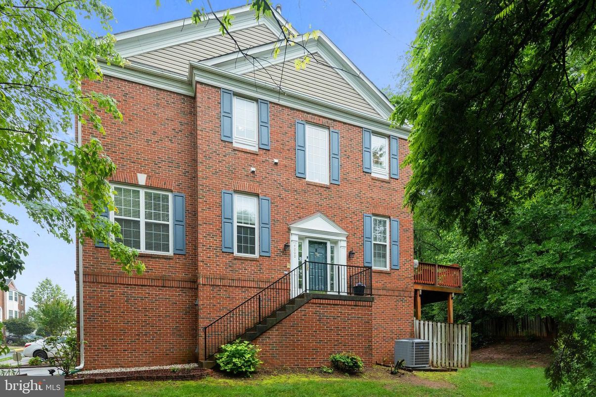 Exterior, Facade, Brick Facade, Georgian