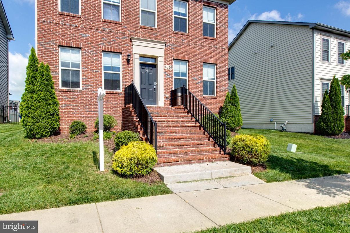 Exterior, Facade, Brick Facade, Rowhouse