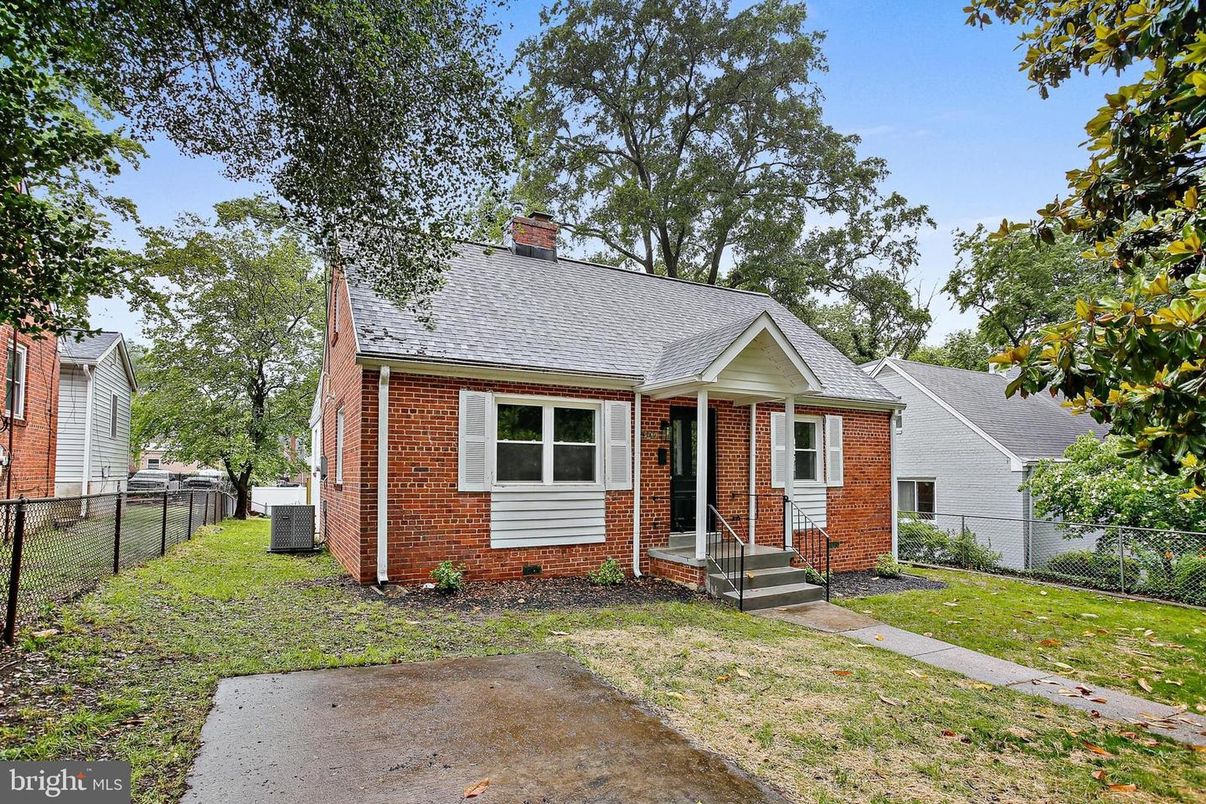 Exterior, Facade, Brick Facade, Cape Cod