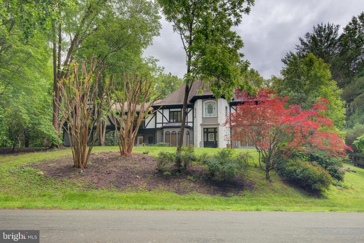 Backyard, Exterior, Facade, Queen Anne Victorian