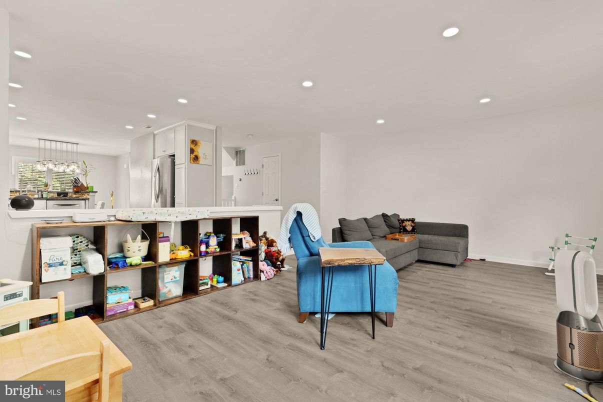 Interior, Living room, Pendant Lights, Recessed Lighting, Wood Texture Flooring