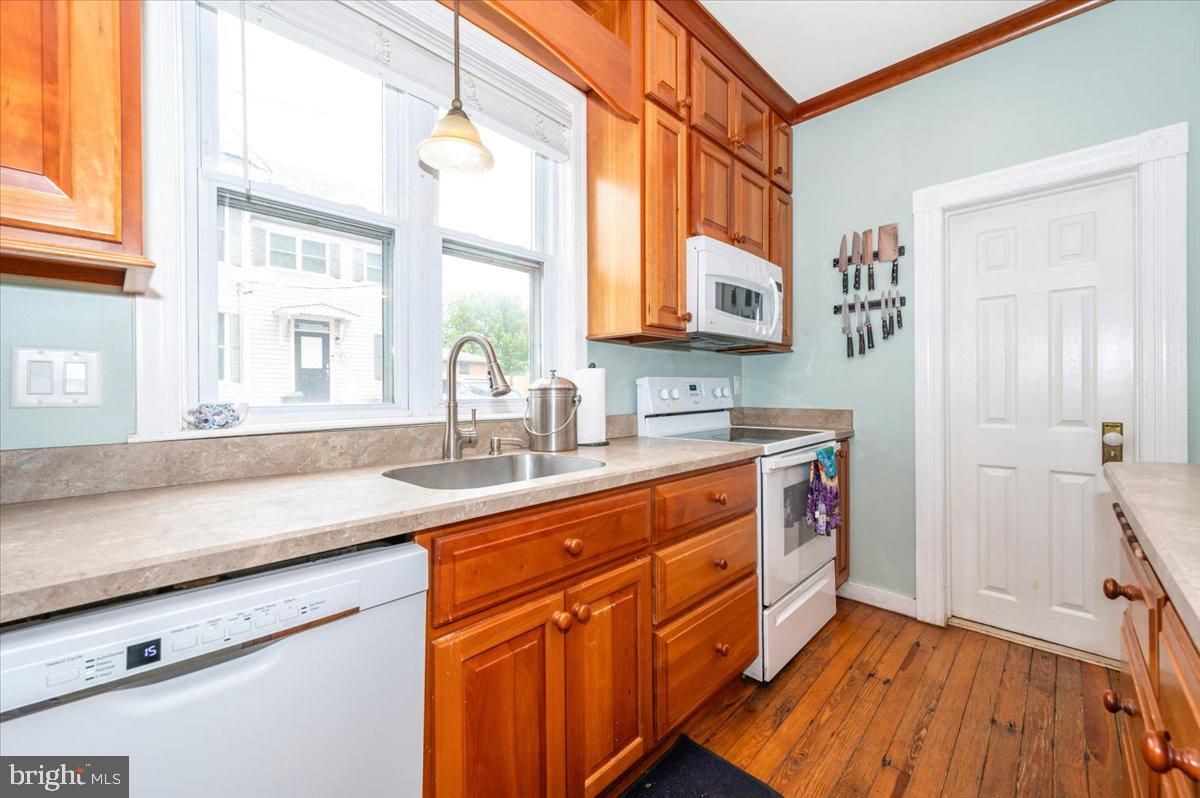 Interior, Kitchen, Pendant Lights, Wood Texture Flooring