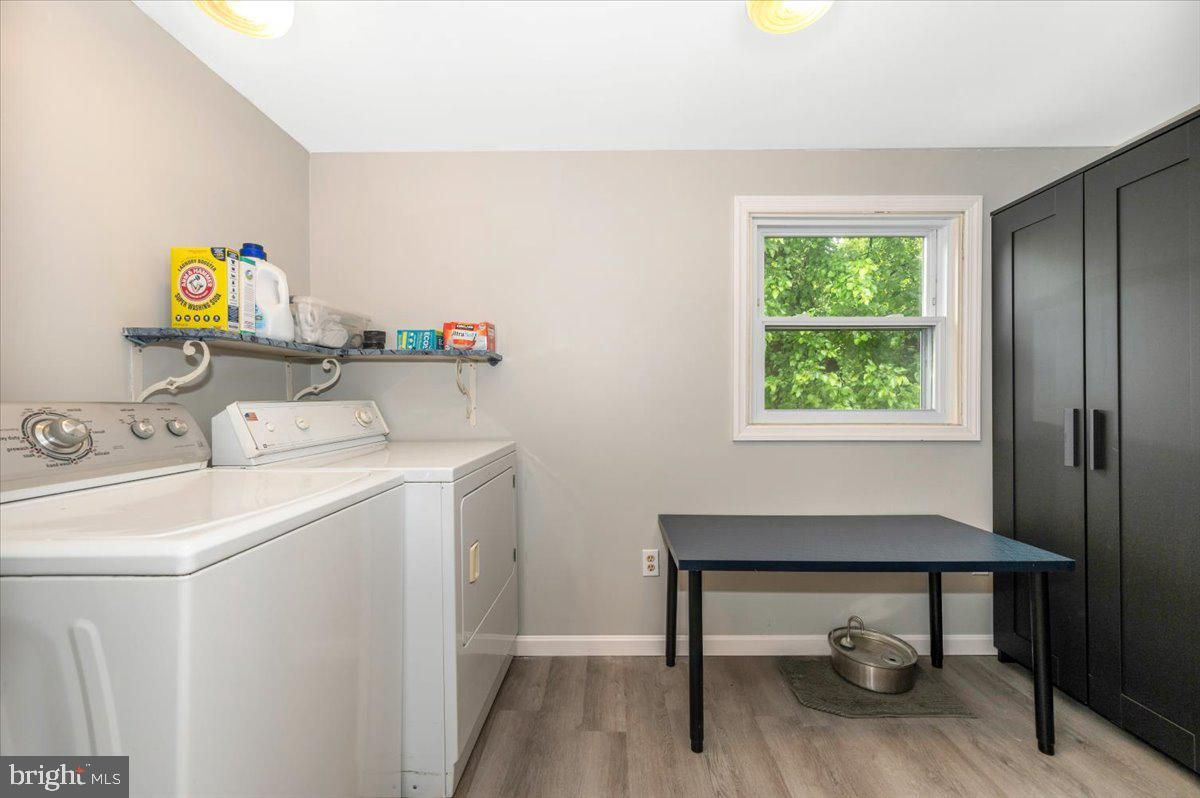 Interior, Washer, Wood Texture Flooring