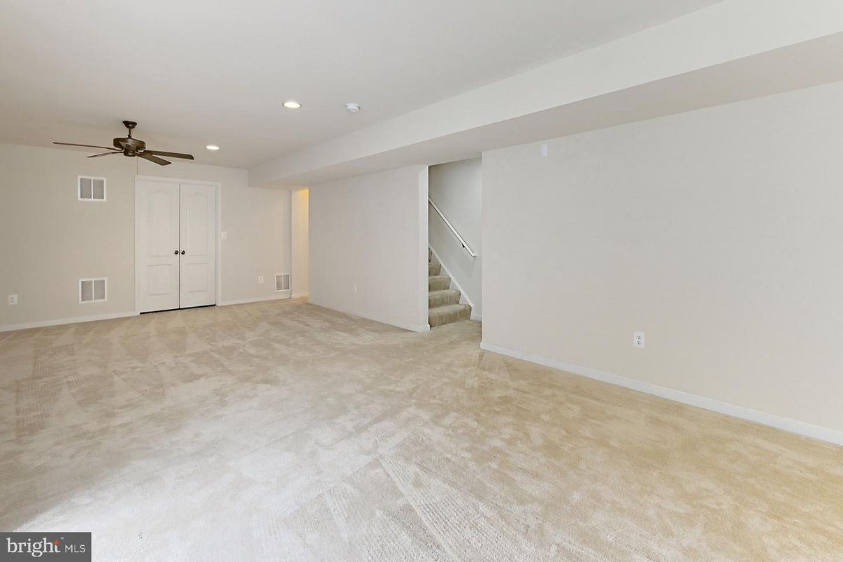 Empty room, Interior, Recessed Lighting