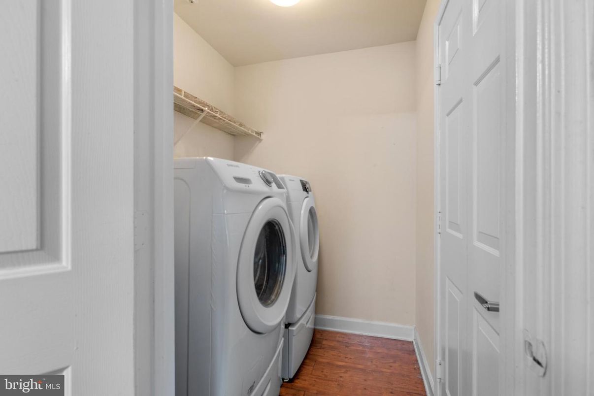 Interior, Washer, Wood Texture Flooring