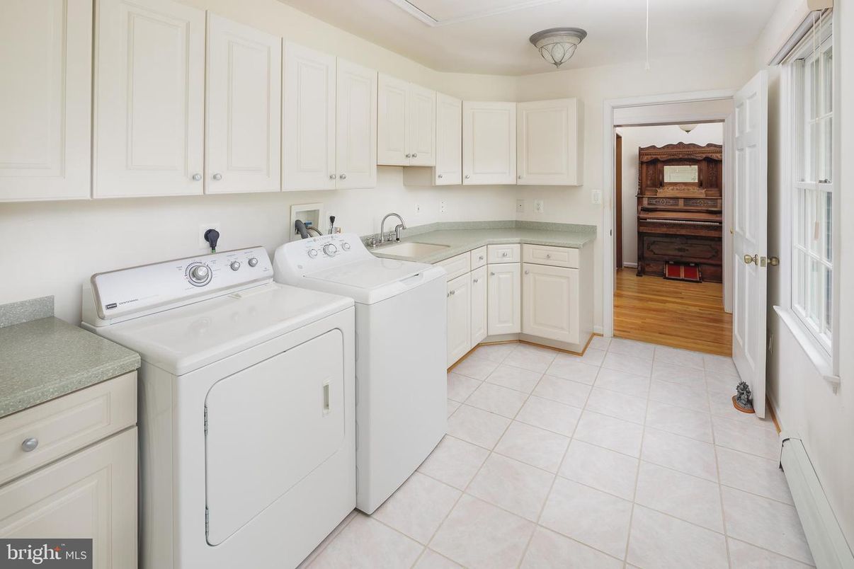 Interior, Washer, Wood Texture Flooring