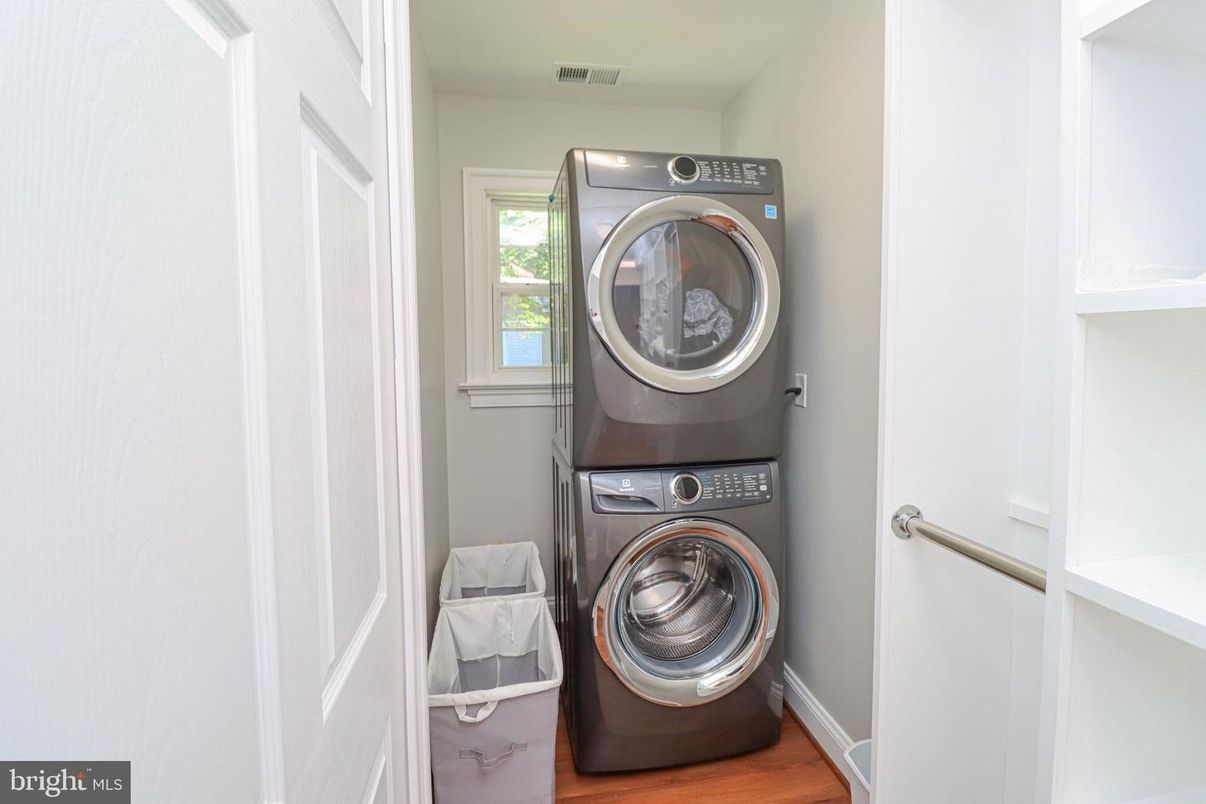 Interior, Utility Closets, Washer, Wood Texture Flooring