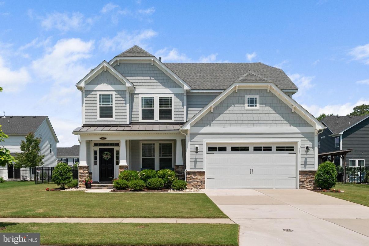 Attached, Exterior, Facade, American Craftsman