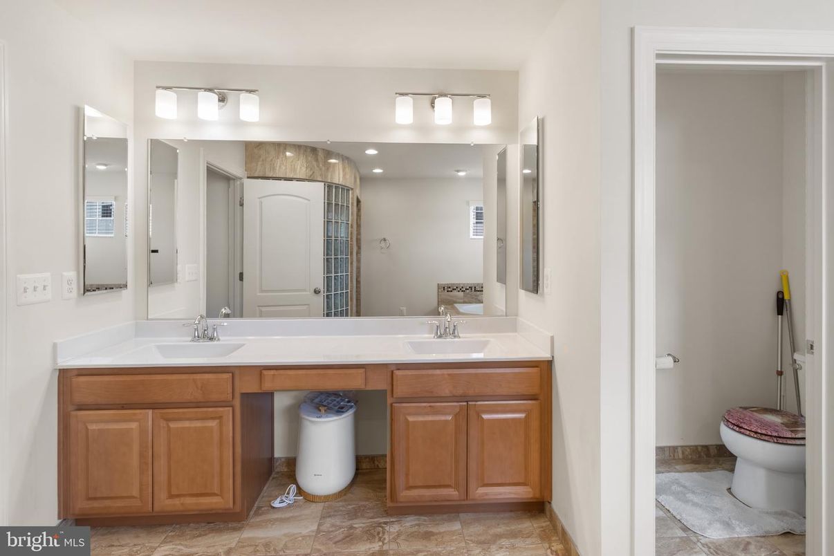 Bathroom, Dual Sink Vanities, Interior, Recessed Lighting