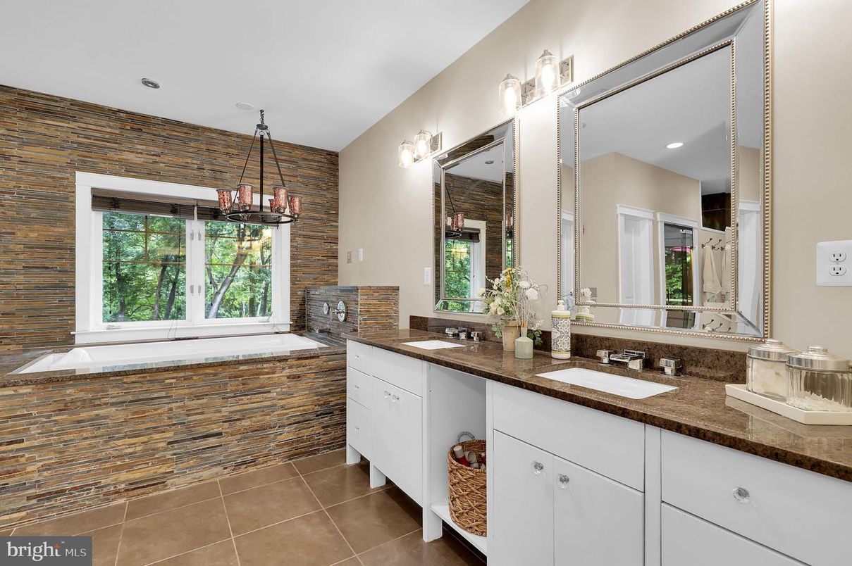 Bathroom, Dual Sink Vanities, Interior, Recessed Lighting