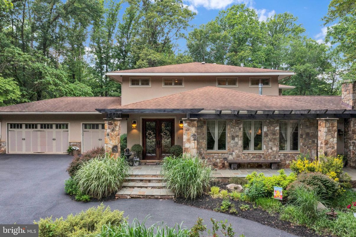 Attached, Exterior, Facade, Ranch