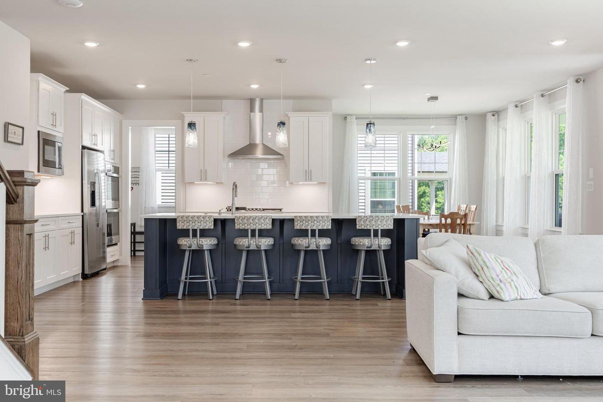 Interior, Kitchen, Living room, Pendant Lights, Recessed Lighting, Wood Texture Flooring