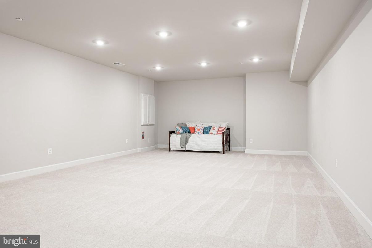 Empty room, Interior, Recessed Lighting