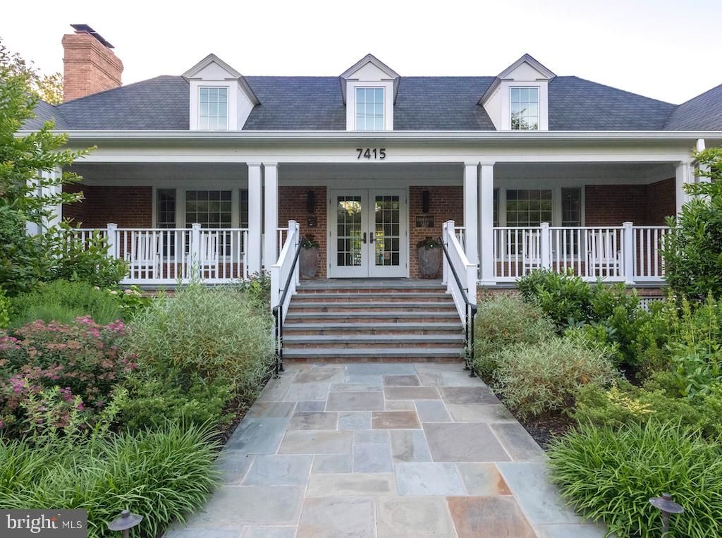 Exterior, Facade, American Foursquare