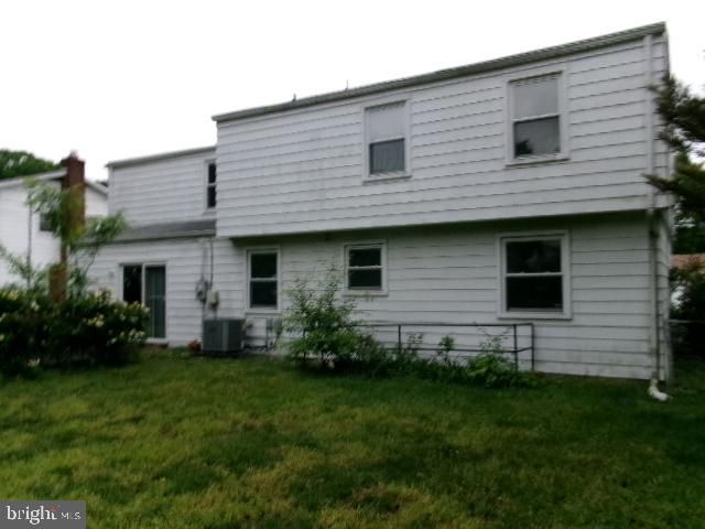 Exterior, Facade, Split Level