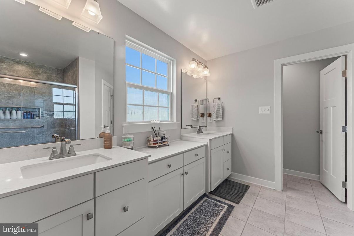 Bathroom, Dual Sink Vanities, Interior, Recessed Lighting