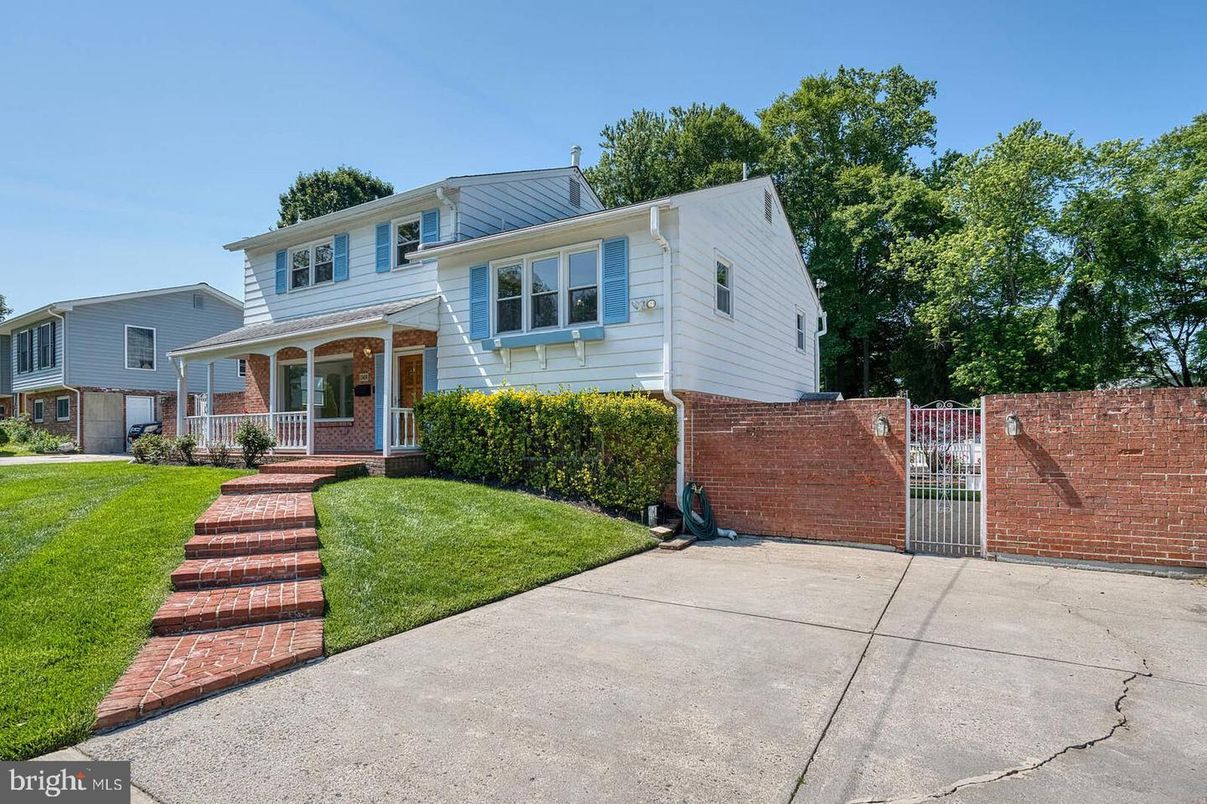 Exterior, Facade, Brick Facade, Raised Ranch